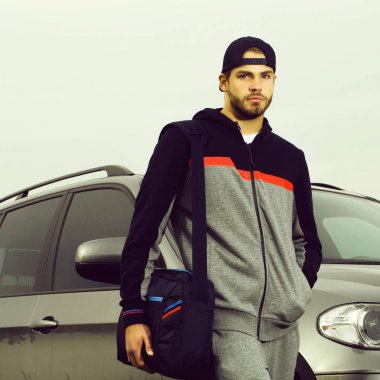 Beyzbol şapkalı sakallı adam