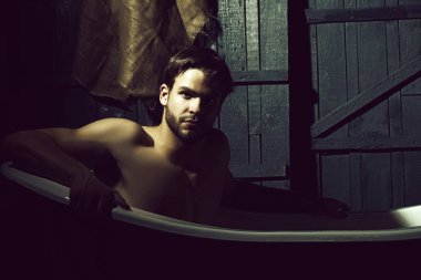 Yakışıklı adam, banyo