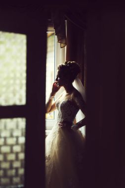 Gelin telefonla konuşuyor