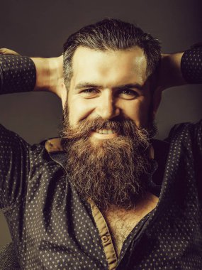 Sakallı yakışıklı gülümseyen adam