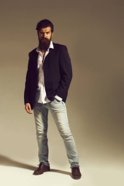 Sakallı şık yakışıklı