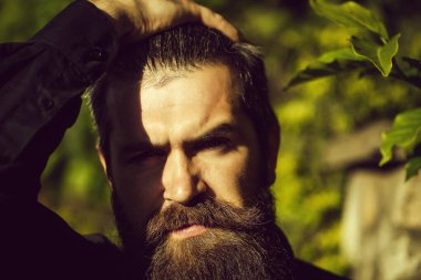 Sakallı adam açık