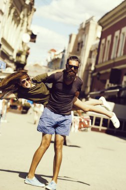 Genç adam holding kız