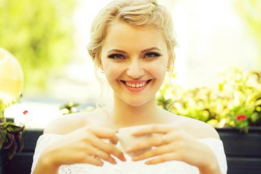 güzel kız içecekler kahve