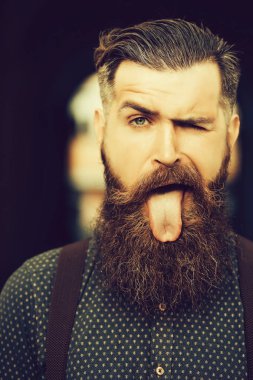 Sakallı yakışıklı gösteren dil