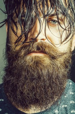 Yakışıklı sakallı adam.