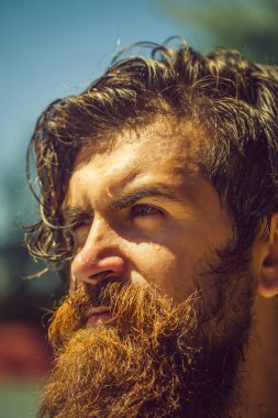 Acımasız sakallı adam