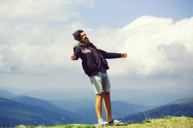 Adam hipster dağ tepe üzerinde