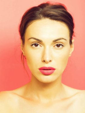 pembe bir arka plan üzerinde güzel bir kız