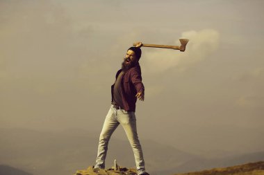 Dağda baltalı sakallı adam