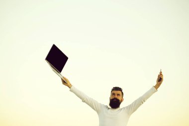 adam telefonu ve laptop