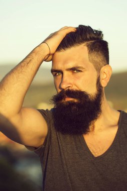 Günbatımı yakışıklı adam