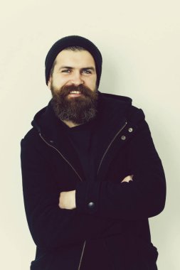 Sakallı mutlu acımasız beyaz adam siyah ceket ve şapka