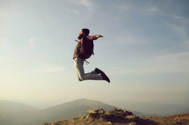 Adam hipster sırt çantası ile atlar