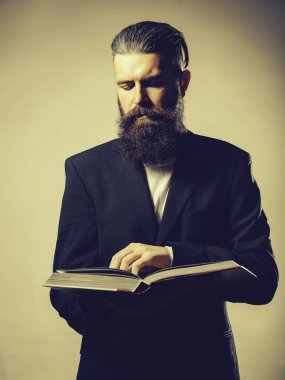 Kitap ile sakallı yakışıklı adam
