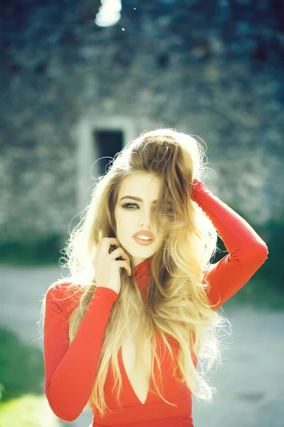 Sexy giovane donna con i capelli lunghi — Foto Stock