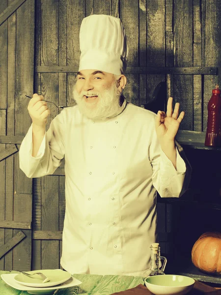 Hombre cocinero preparación de alimentos —  Fotos de Stock