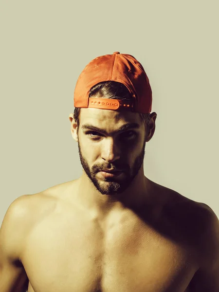 Hombre guapo en gorra roja —  Fotos de Stock