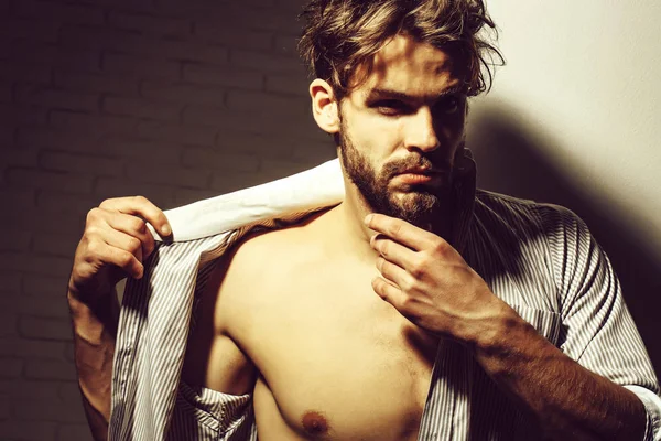 Hombre guapo toca la barba —  Fotos de Stock