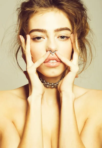 Menina bonita com anel de nariz — Fotografia de Stock