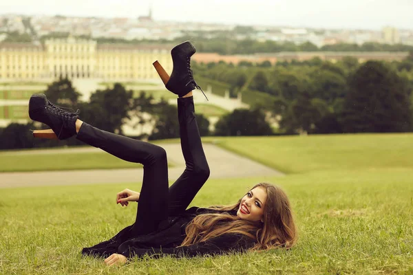 Стильная молодая девушка на траве — стоковое фото