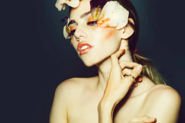Kız çiçek makyaj ile — Stok fotoğraf