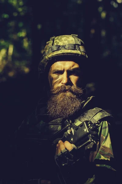 Joven soldado con arma — Foto de Stock