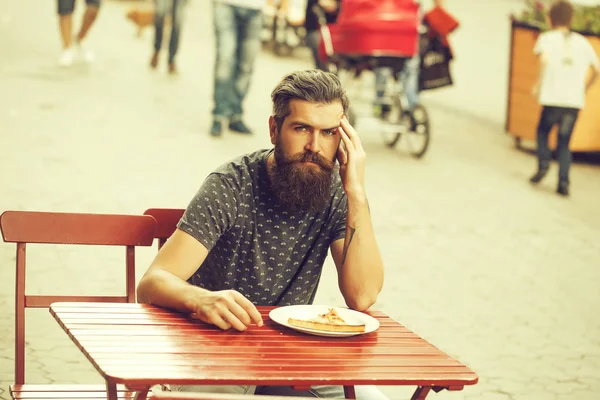 Schöner bärtiger Mann mit Pizza im Café — Stockfoto