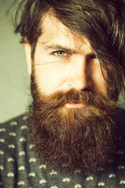 Yakışıklı sakallı adam.