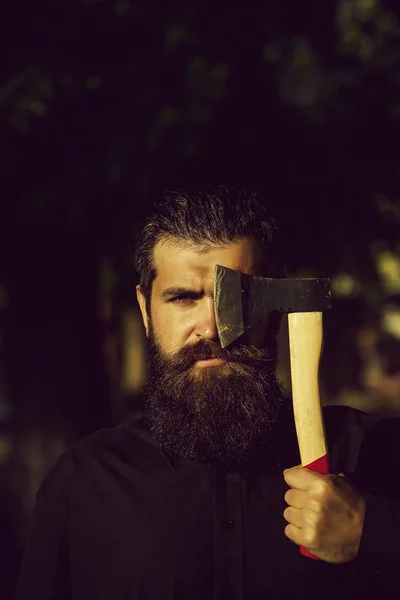 Бородатий чоловік на відкритому повітрі з сокирою — стокове фото