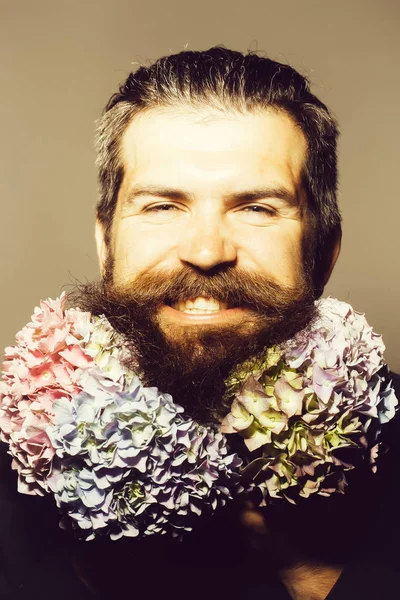 Bearded man with hydrangea flowers — Stock Photo, Image