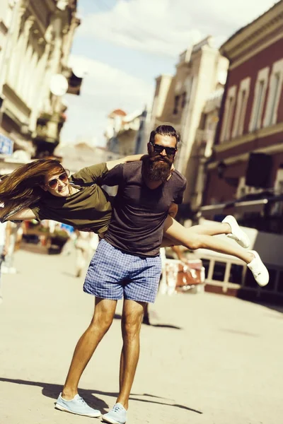 Genç adam holding kız