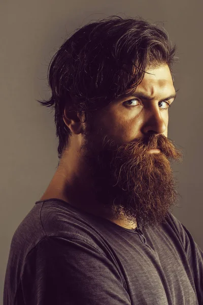 Молодий бородатий чоловік хіпстер — стокове фото