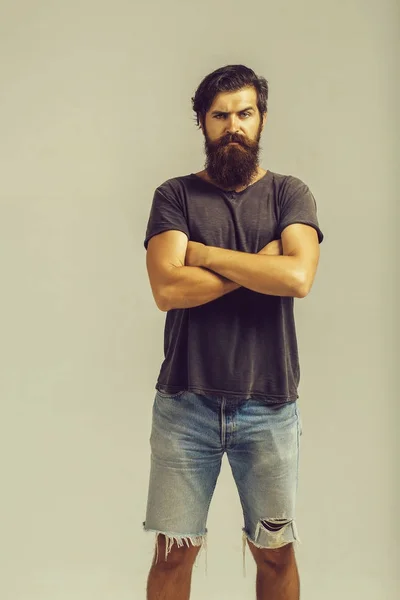 Homme beau barbu en jeans — Photo