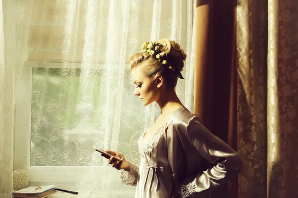 Красива дівчина нареченої з мобільним телефоном — стокове фото