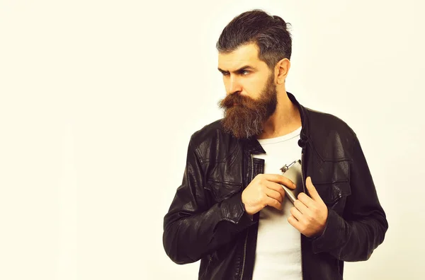 Homme barbu sérieux hipster avec pot métallique en veste en cuir — Photo