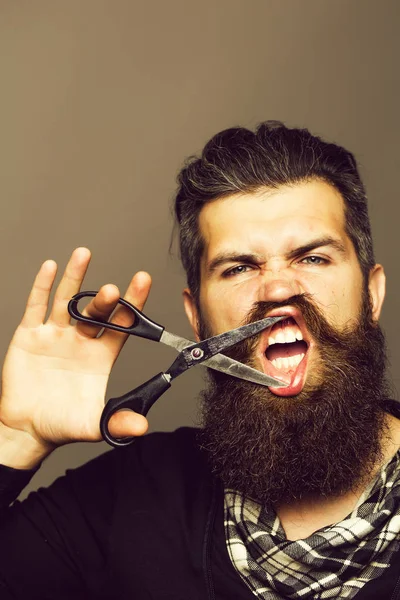 Bearded man with hairdresser scissors — Stock Photo, Image