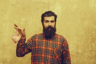 Sakallı mutlu sakallı adam pembe Tekstil kalp tutar