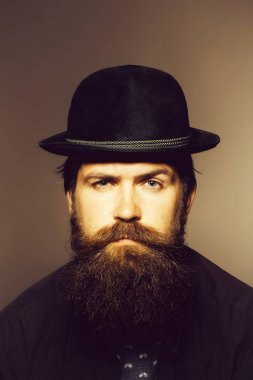 retro siyah şapkalı sakallı beyefendi