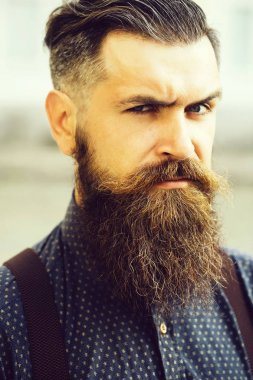 Yakışıklı sakallı adam.