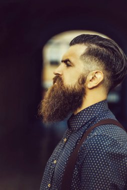 Yakışıklı sakallı adam.