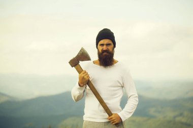 Güçlü adam oduncu balta ile