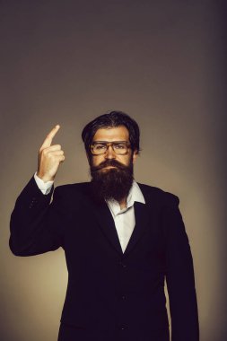 Yakışıklı adam noktaları işaret parmağı yukarı doğru