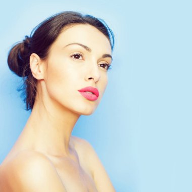 mavi zemin üzerine güzel bir kız