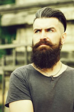 Sakallı adam açık