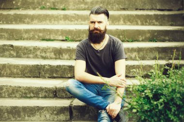 Mavi gökyüzü üzerinde sakallı adam