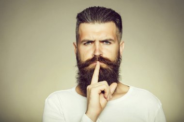 Hush hareketi ile sakallı adam