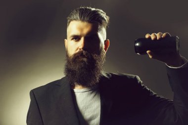 Bira kutusuyla sakallı adam.