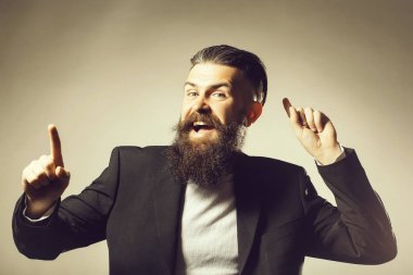 Ceketli sakallı yakışıklı adamı