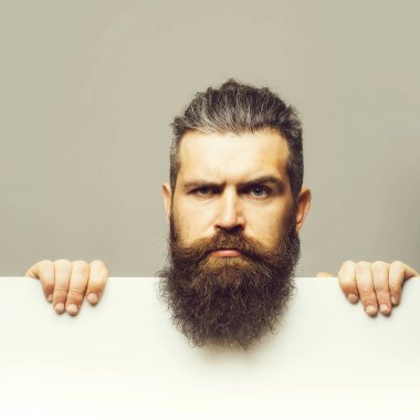 kağıt ile ciddi adam sakallı